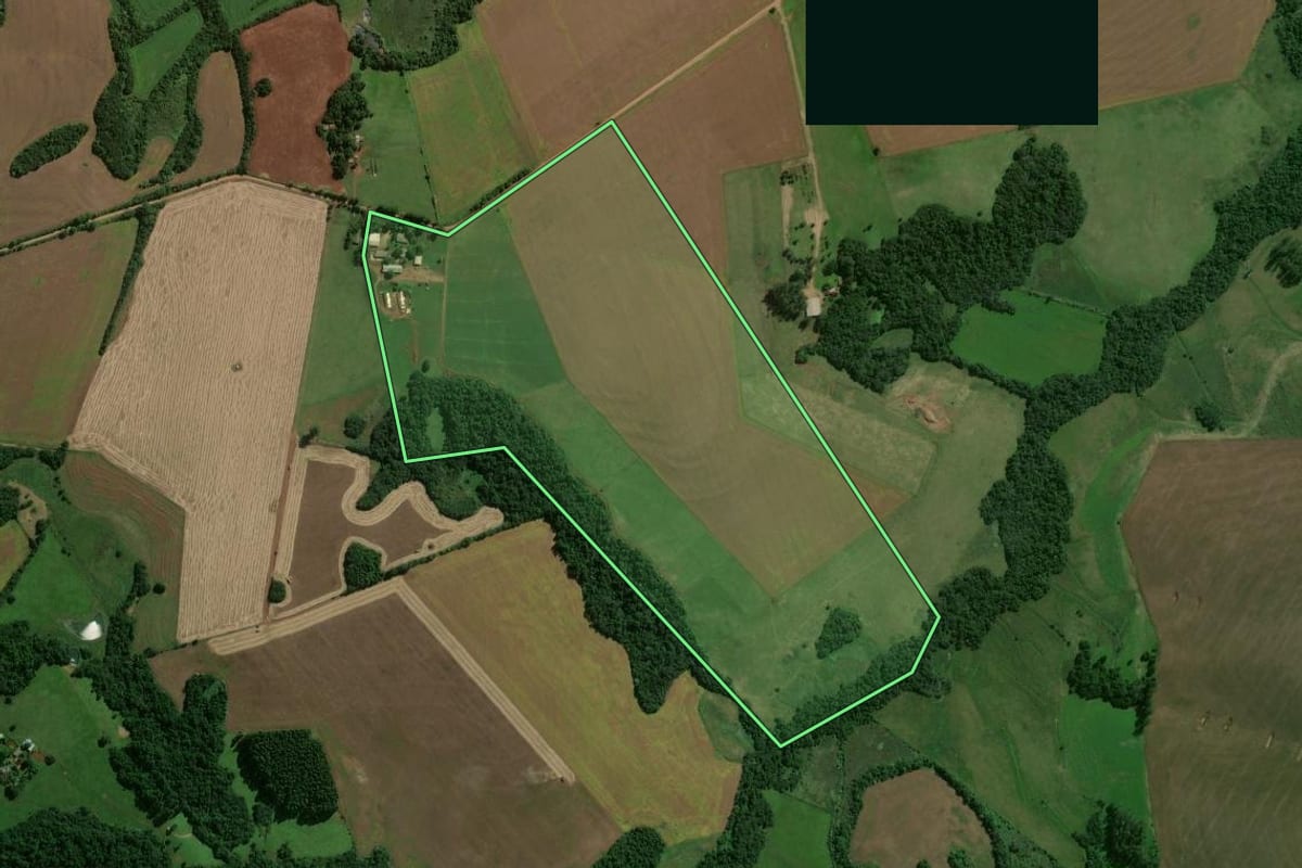 Imagem de satélite do imóvel rural em Entre-Ijuís (RS), com o contorno declarado no CAR desenhado por cima.