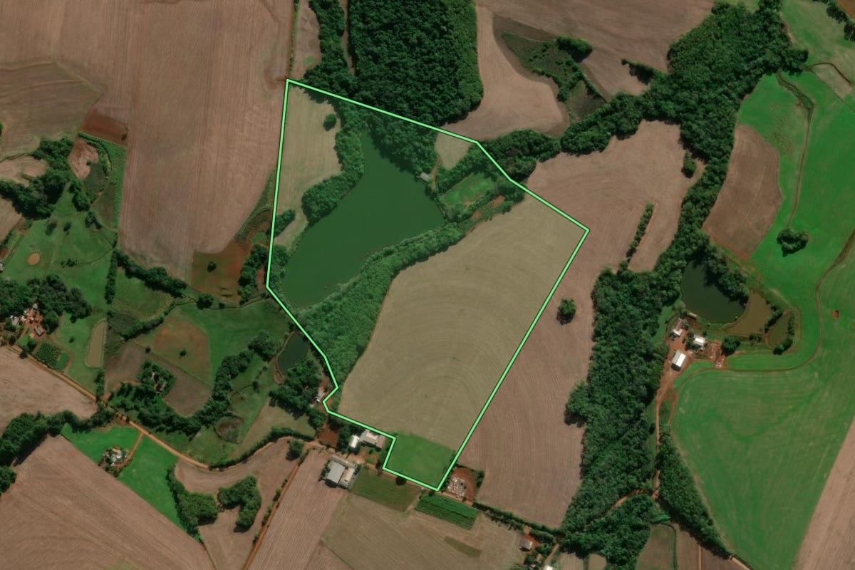 Imagem de satélite do imóvel rural em Entre-Ijuís (RS), com o contorno declarado no CAR desenhado por cima.