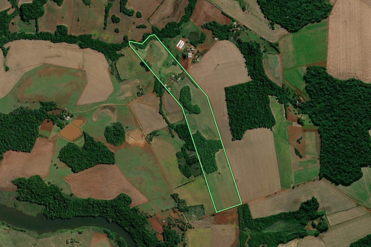 Imagem de satélite do imóvel rural em Entre-Ijuís (RS), com o contorno declarado no CAR desenhado por cima.