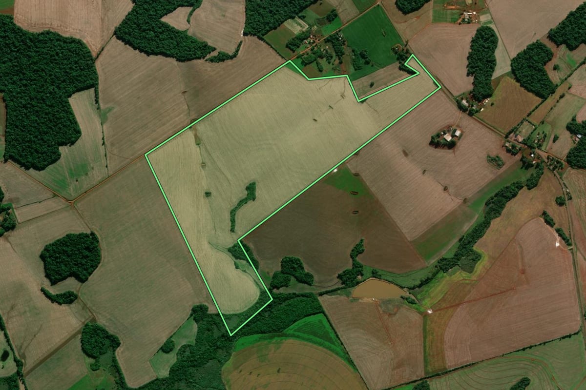 Imagem de satélite do imóvel rural em Entre-Ijuís (RS), com o contorno declarado no CAR desenhado por cima.