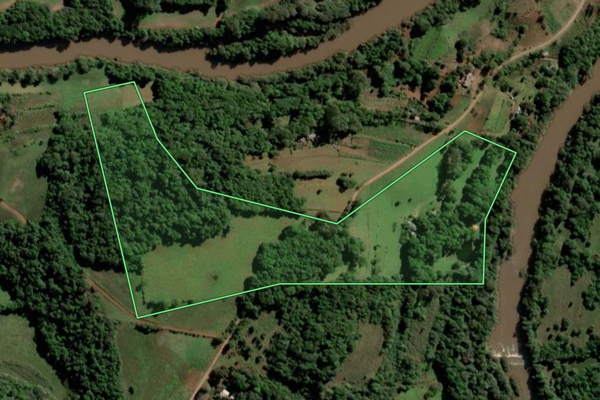 Imagem de satélite do imóvel rural em Entre-Ijuís (RS), com o contorno declarado no CAR desenhado por cima.