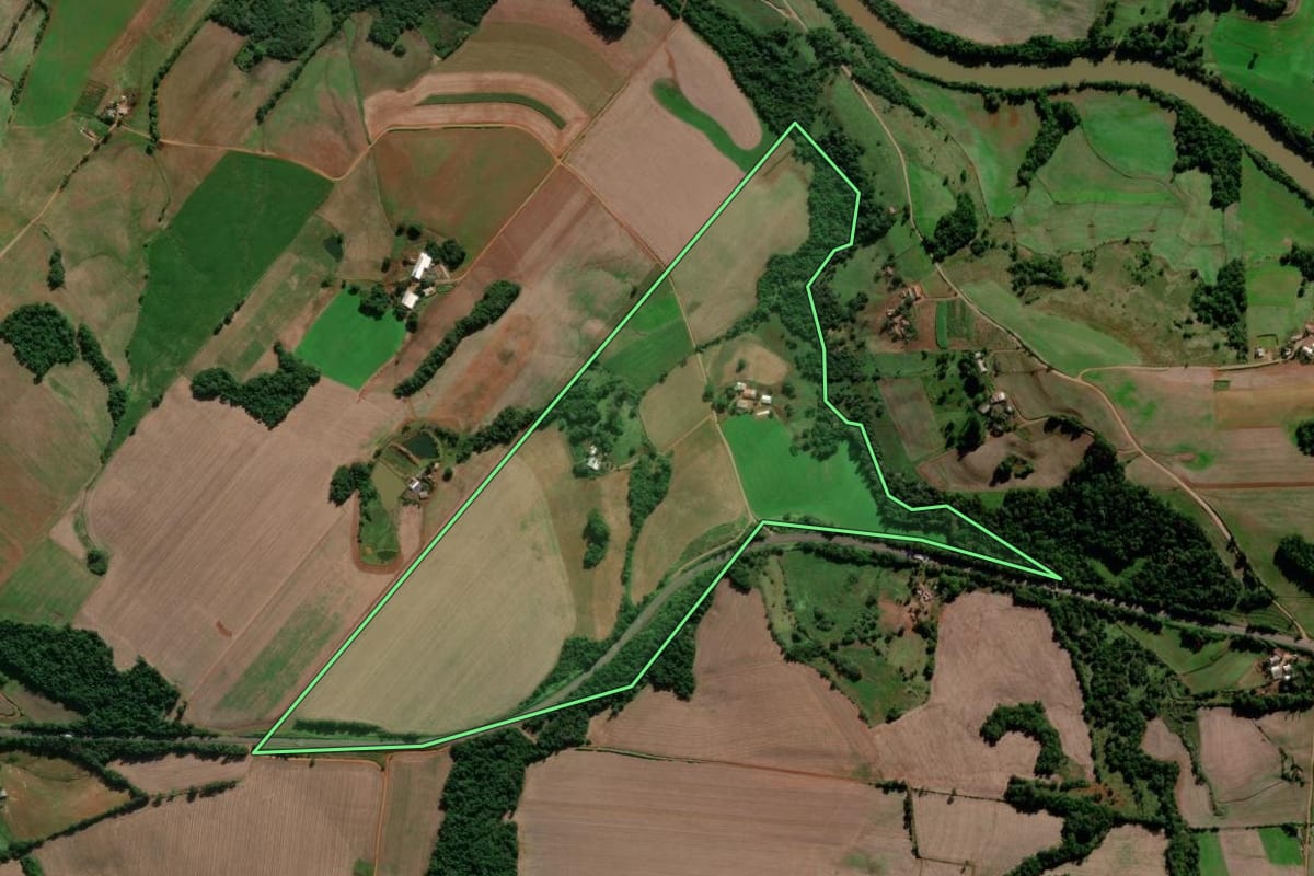 Imagem de satélite do imóvel rural em Entre-Ijuís (RS), com o contorno declarado no CAR desenhado por cima.