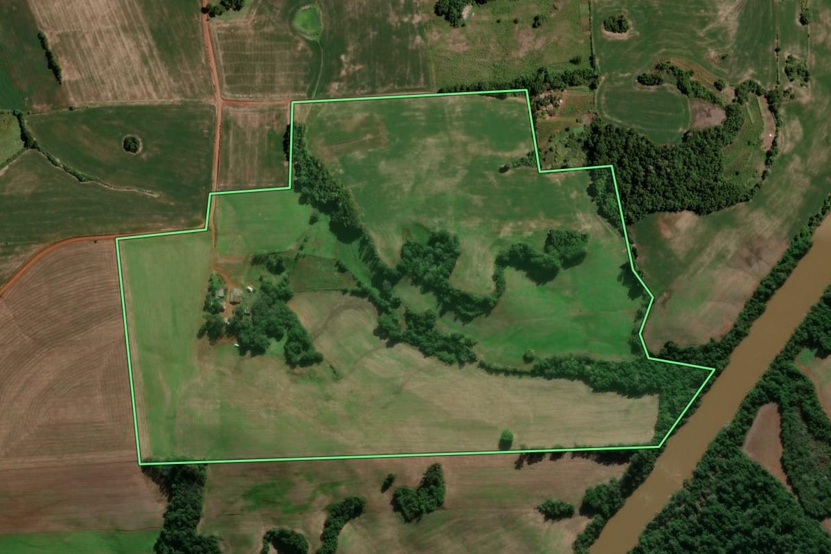 Imagem de satélite do imóvel rural em Entre-Ijuís (RS), com o contorno declarado no CAR desenhado por cima.