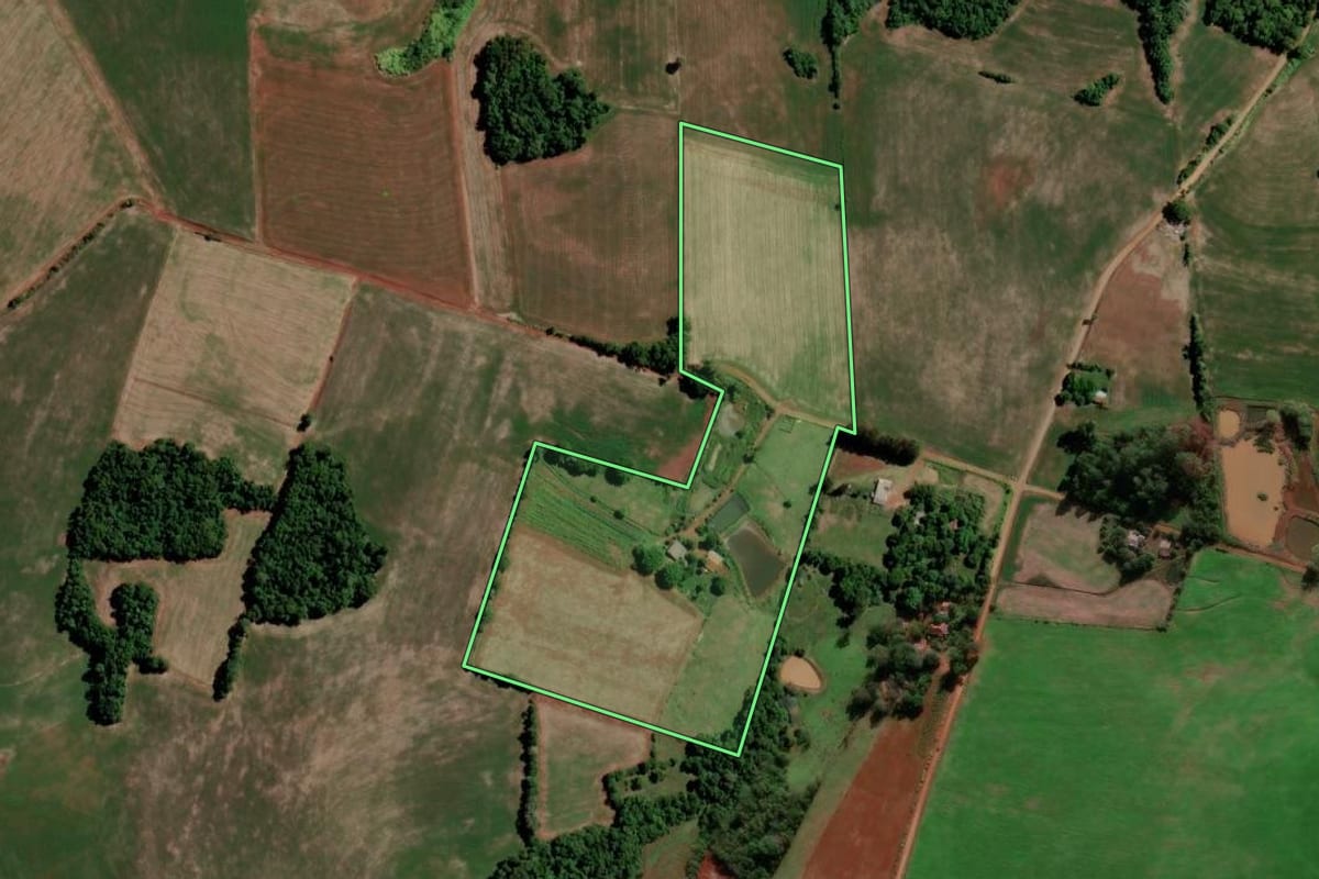Imagem de satélite do imóvel rural em Entre-Ijuís (RS), com o contorno declarado no CAR desenhado por cima.