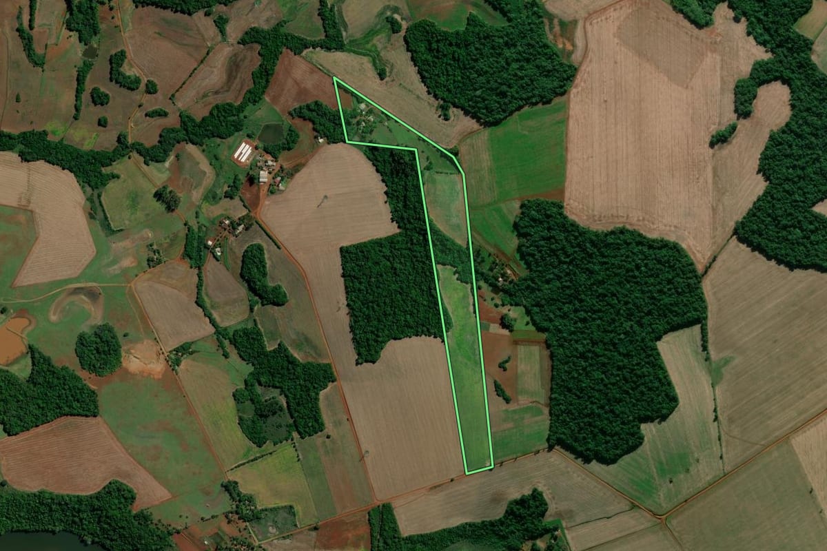 Imagem de satélite do imóvel rural em Entre-Ijuís (RS), com o contorno declarado no CAR desenhado por cima.