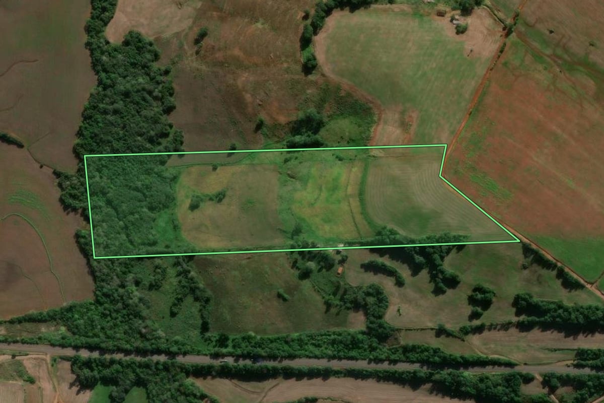 Imagem de satélite do imóvel rural em Entre-Ijuís (RS), com o contorno declarado no CAR desenhado por cima.