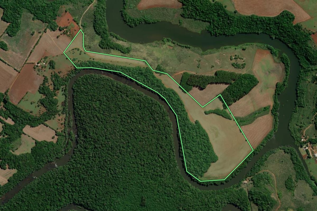 Imagem de satélite do imóvel rural em Entre-Ijuís (RS), com o contorno declarado no CAR desenhado por cima.
