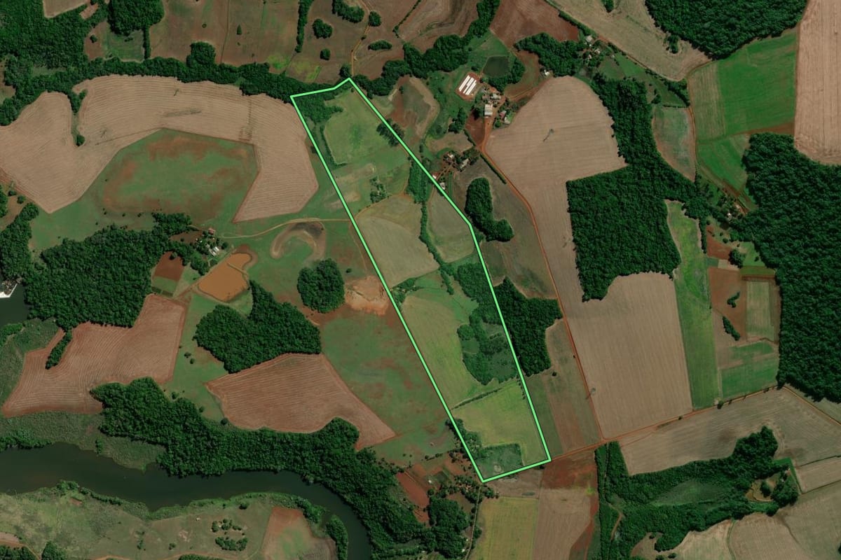 Imagem de satélite do imóvel rural em Entre-Ijuís (RS), com o contorno declarado no CAR desenhado por cima.