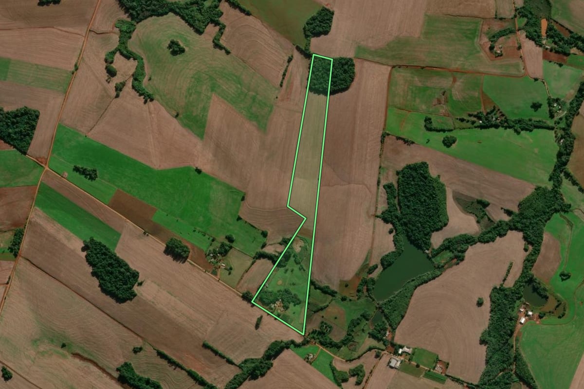 Imagem de satélite do imóvel rural em Entre-Ijuís (RS), com o contorno declarado no CAR desenhado por cima.