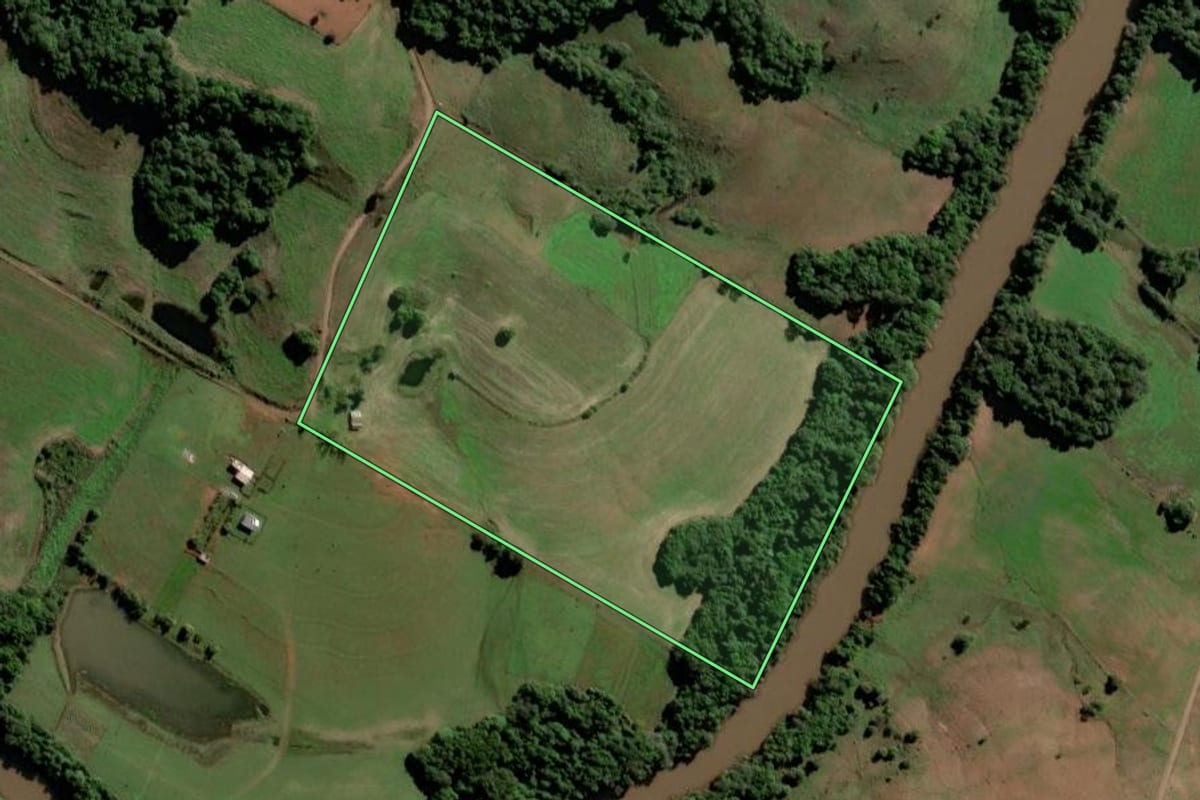 Imagem de satélite do imóvel rural em Entre-Ijuís (RS), com o contorno declarado no CAR desenhado por cima.