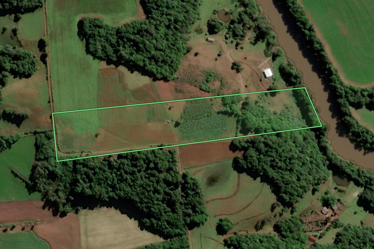 Imagem de satélite do imóvel rural em Entre-Ijuís (RS), com o contorno declarado no CAR desenhado por cima.