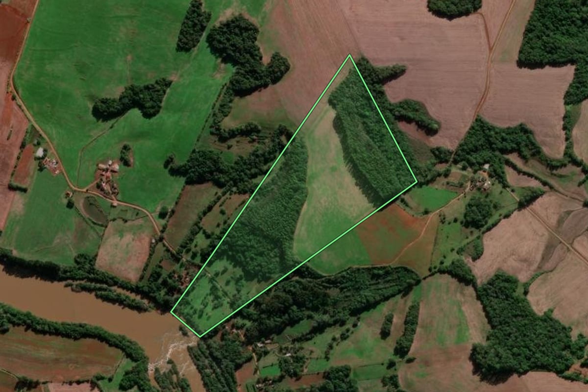 Imagem de satélite do imóvel rural em Entre-Ijuís (RS), com o contorno declarado no CAR desenhado por cima.