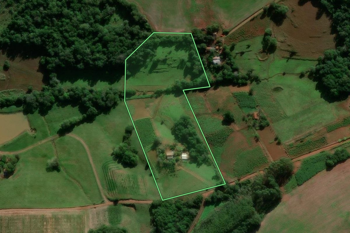 Imagem de satélite do imóvel rural em Entre-Ijuís (RS), com o contorno declarado no CAR desenhado por cima.