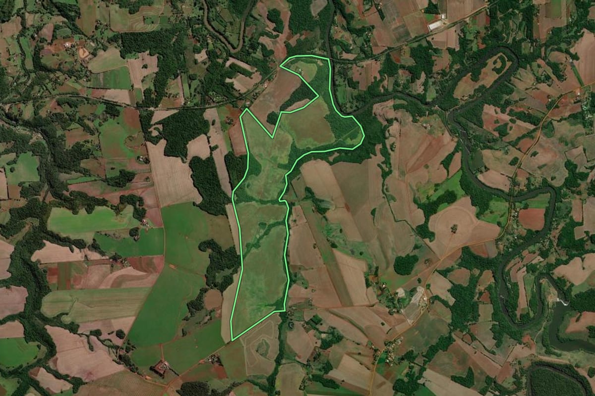 Imagem de satélite do imóvel rural em Entre-Ijuís (RS), com o contorno declarado no CAR desenhado por cima.
