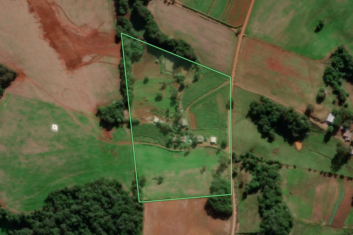Imagem de satélite do imóvel rural em Entre-Ijuís (RS), com o contorno declarado no CAR desenhado por cima.