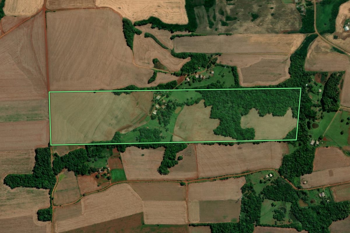 Imagem de satélite do imóvel rural em Entre-Ijuís (RS), com o contorno declarado no CAR desenhado por cima.