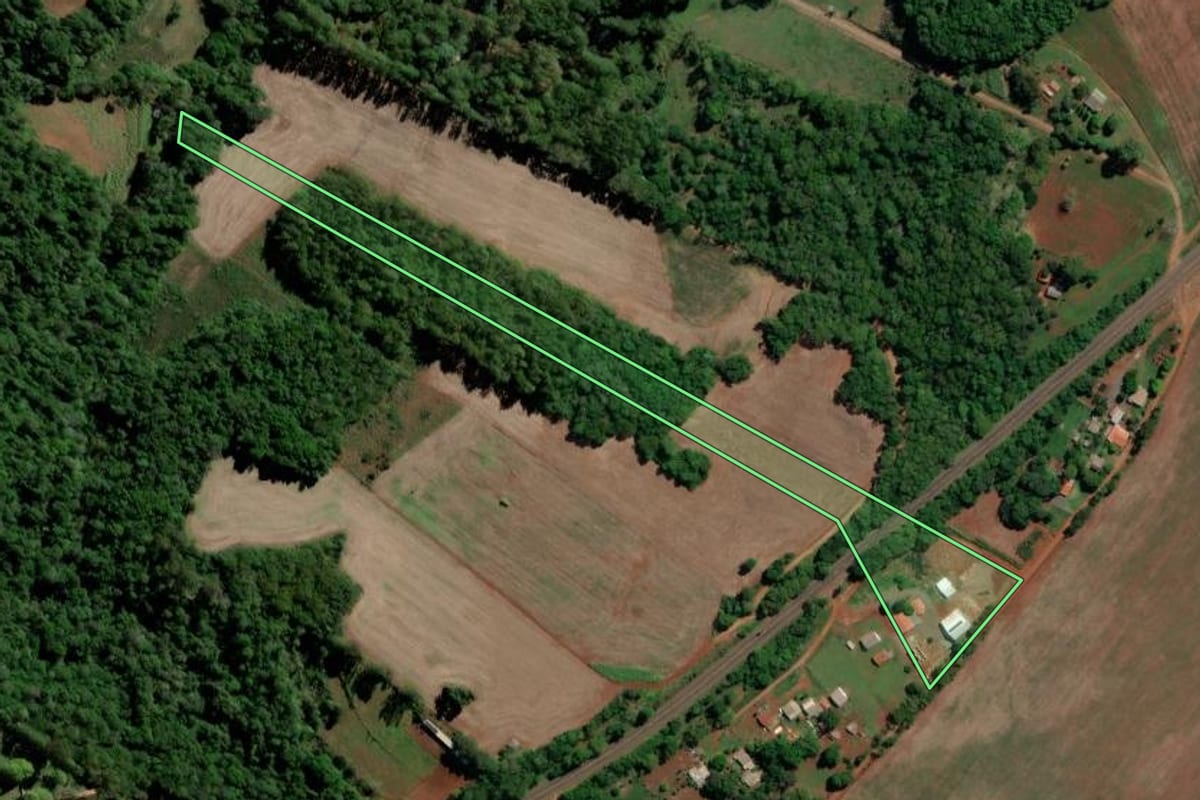 Imagem de satélite do imóvel rural em Entre-Ijuís (RS), com o contorno declarado no CAR desenhado por cima.