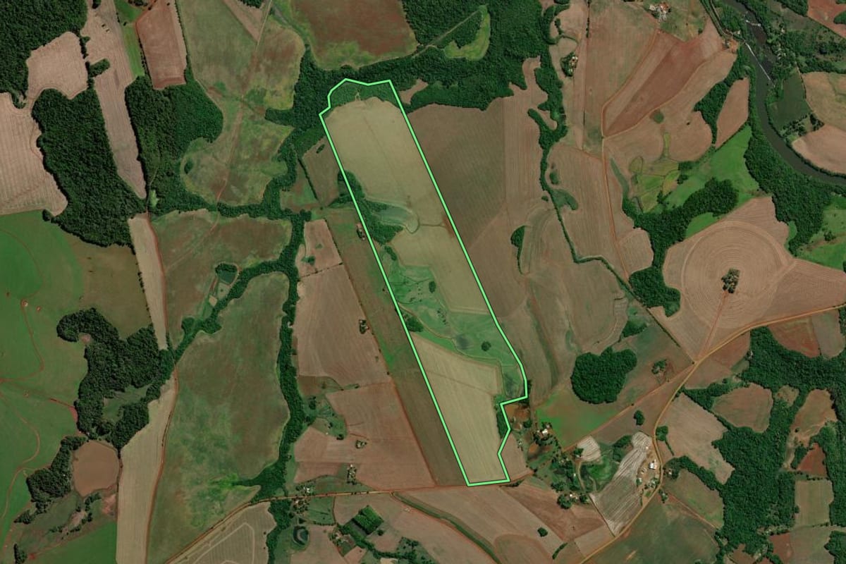 Imagem de satélite do imóvel rural em Entre-Ijuís (RS), com o contorno declarado no CAR desenhado por cima.