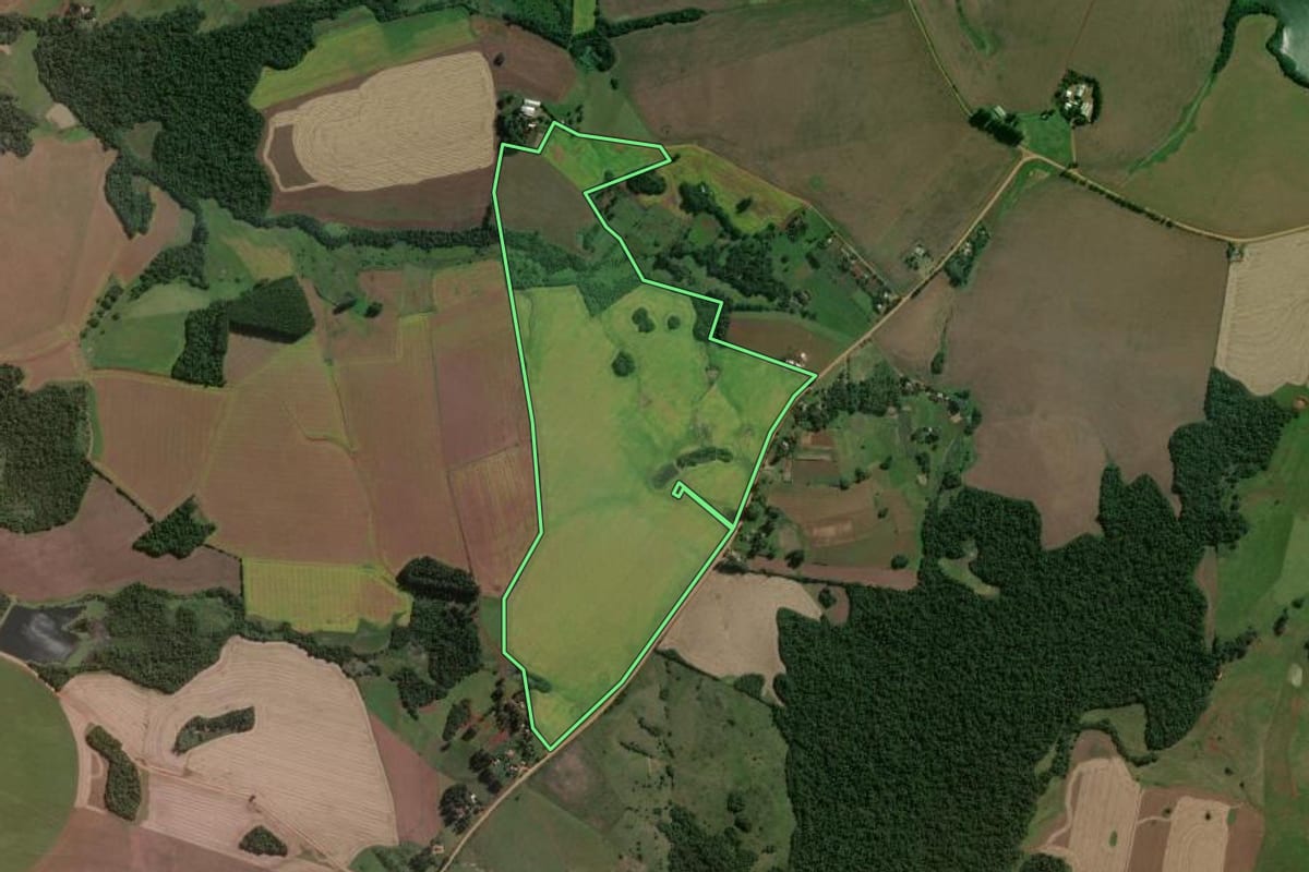 Imagem de satélite do imóvel rural em Entre-Ijuís (RS), com o contorno declarado no CAR desenhado por cima.