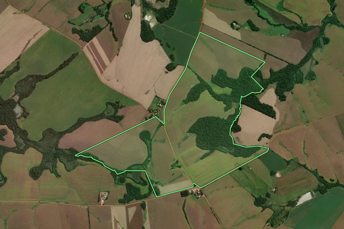 Imagem de satélite do imóvel rural em Entre-Ijuís (RS), com o contorno declarado no CAR desenhado por cima.