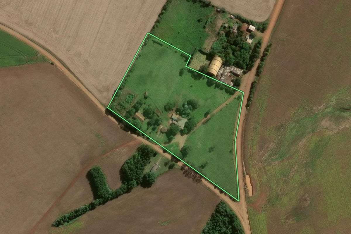 Imagem de satélite do imóvel rural em Entre-Ijuís (RS), com o contorno declarado no CAR desenhado por cima.