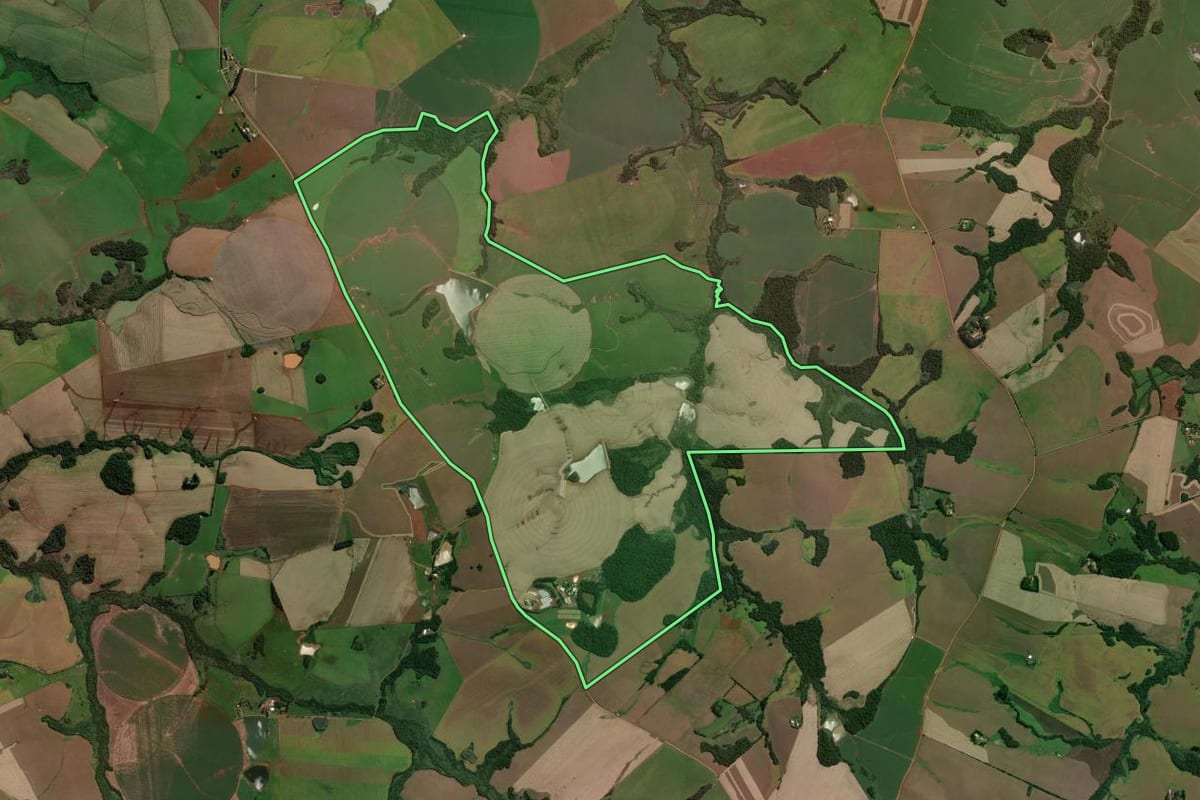 Imagem de satélite do imóvel rural em Entre-Ijuís (RS), com o contorno declarado no CAR desenhado por cima.