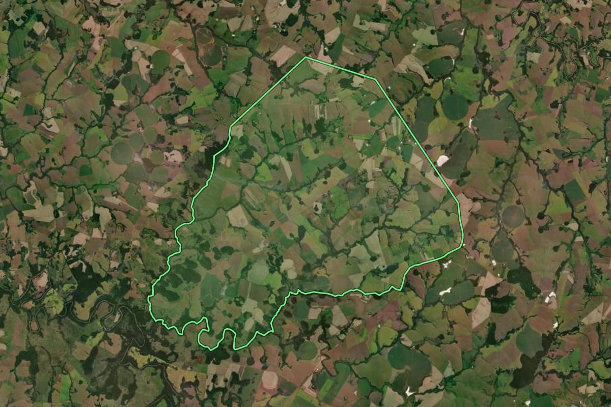 Imagem de satélite do imóvel rural em Entre-Ijuís (RS), com o contorno declarado no CAR desenhado por cima.