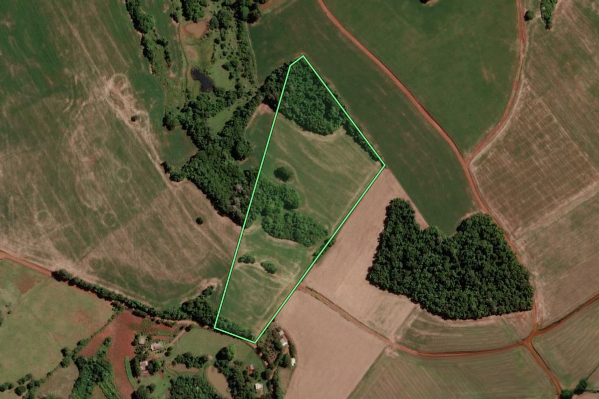 Imagem de satélite do imóvel rural em Entre-Ijuís (RS), com o contorno declarado no CAR desenhado por cima.