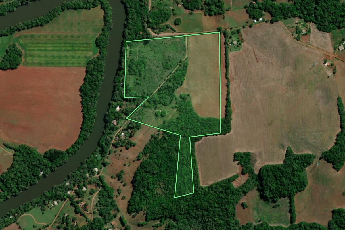 Imagem de satélite do imóvel rural em Entre-Ijuís (RS), com o contorno declarado no CAR desenhado por cima.