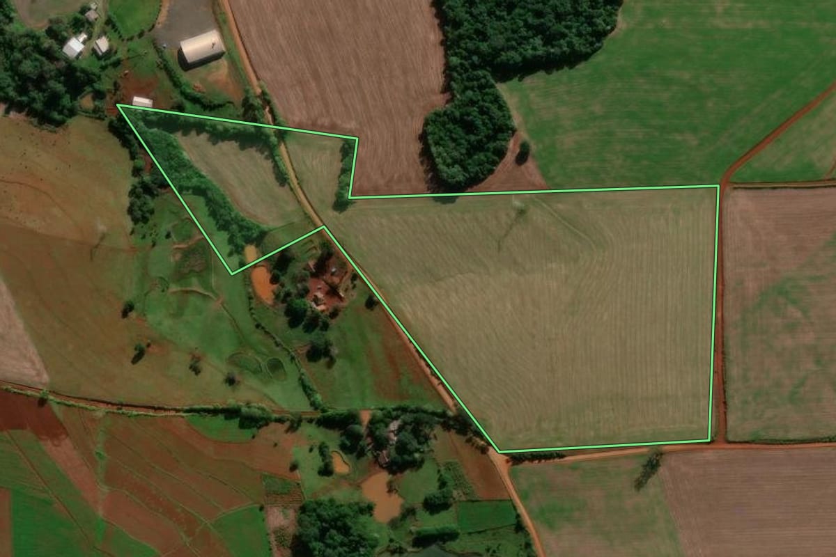 Imagem de satélite do imóvel rural em Entre-Ijuís (RS), com o contorno declarado no CAR desenhado por cima.