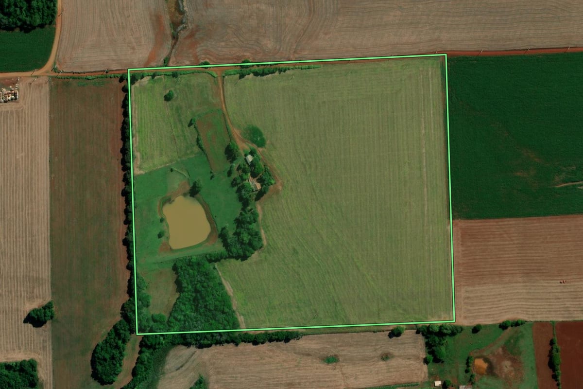 Imagem de satélite do imóvel rural em Entre-Ijuís (RS), com o contorno declarado no CAR desenhado por cima.