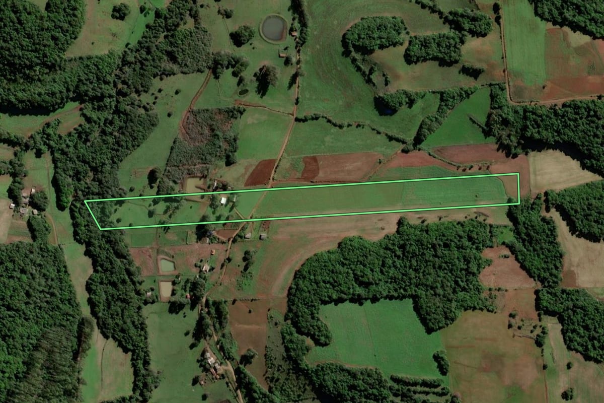 Imagem de satélite do imóvel rural em Entre-Ijuís (RS), com o contorno declarado no CAR desenhado por cima.