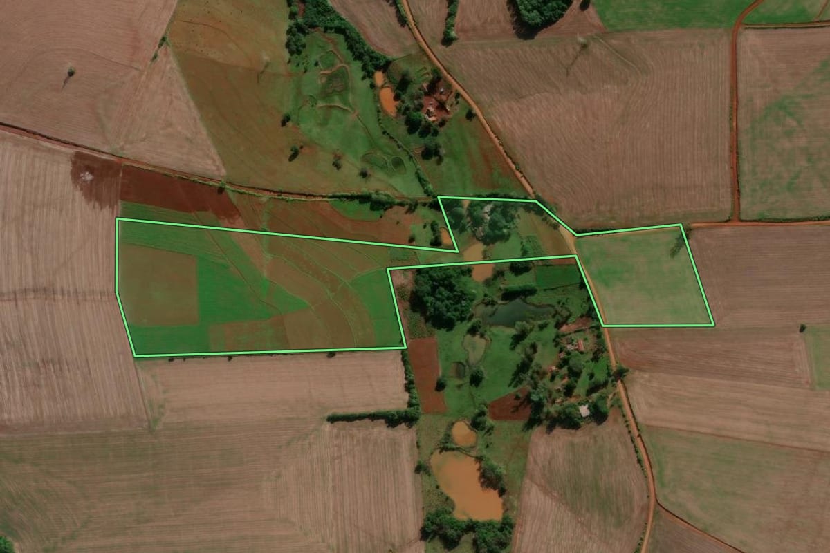 Imagem de satélite do imóvel rural em Entre-Ijuís (RS), com o contorno declarado no CAR desenhado por cima.