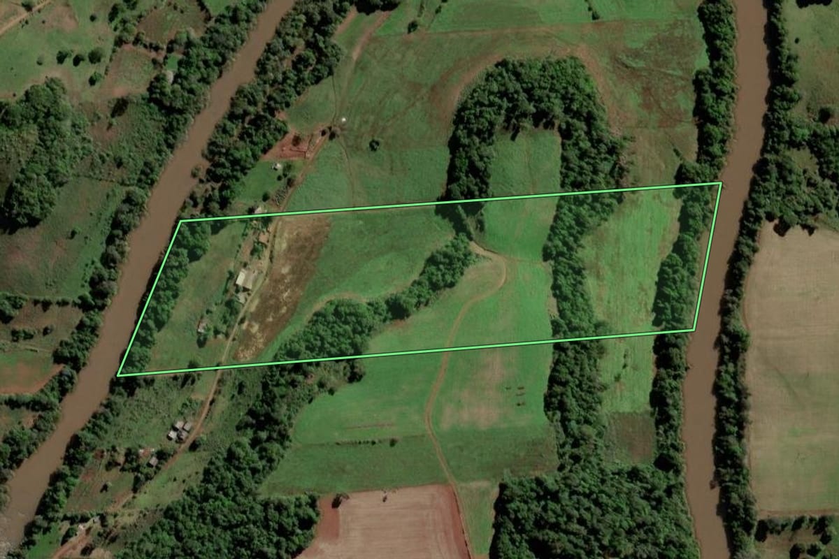 Imagem de satélite do imóvel rural em Entre-Ijuís (RS), com o contorno declarado no CAR desenhado por cima.