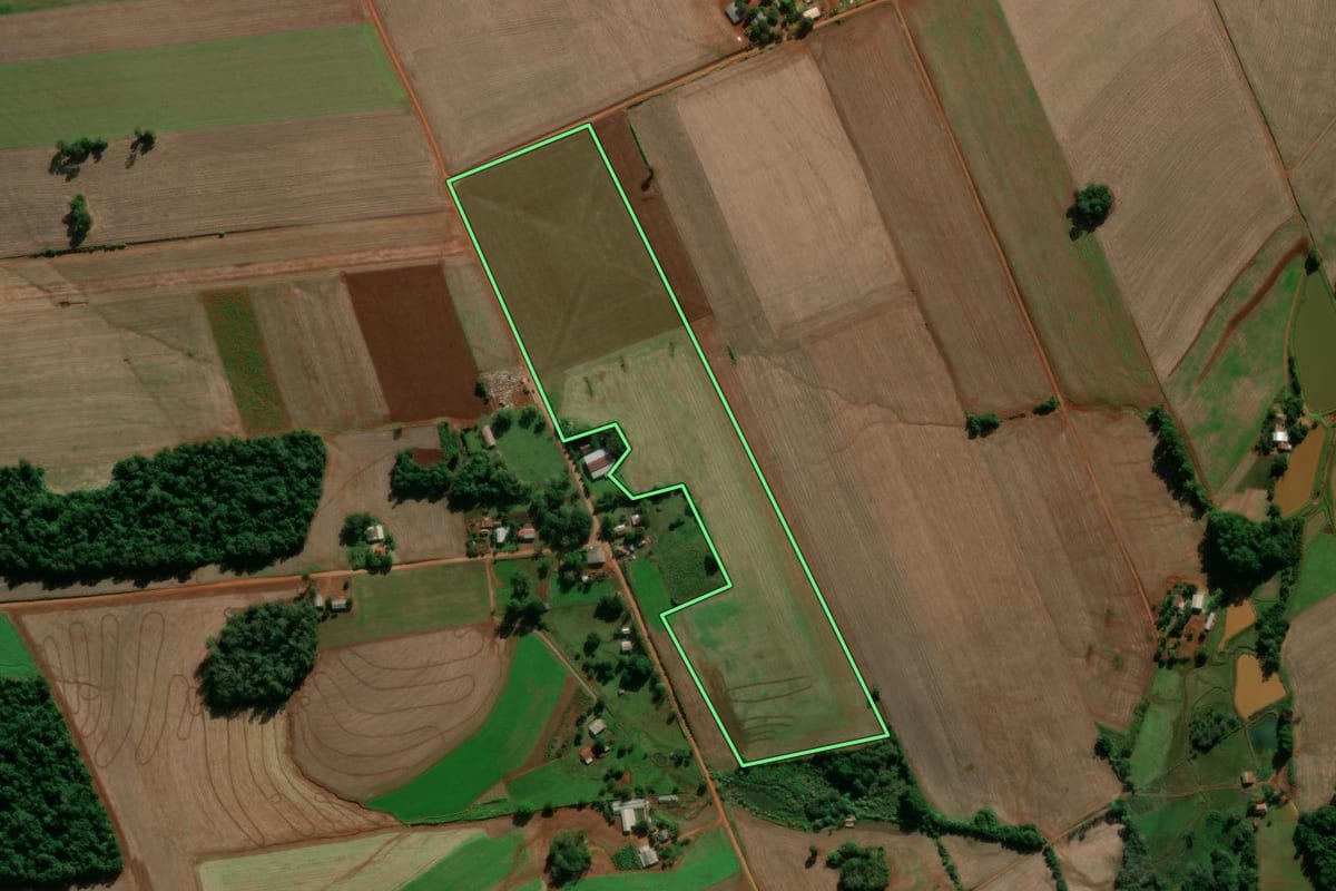 Imagem de satélite do imóvel rural em Entre-Ijuís (RS), com o contorno declarado no CAR desenhado por cima.