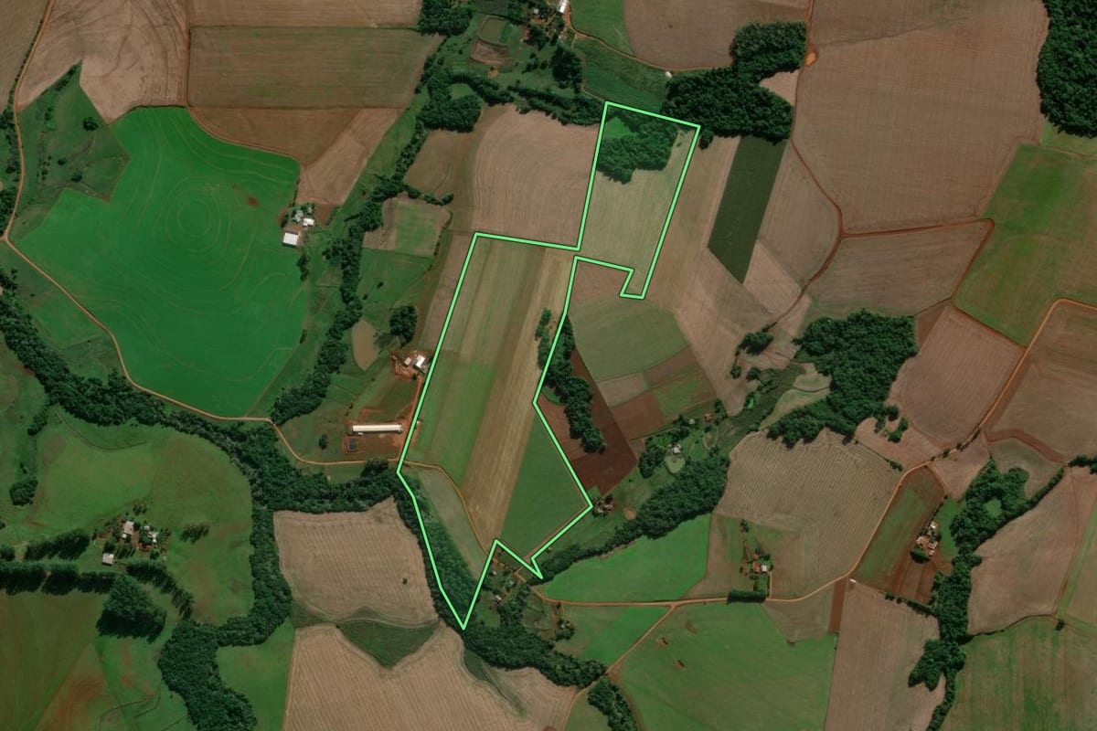 Imagem de satélite do imóvel rural em Entre-Ijuís (RS), com o contorno declarado no CAR desenhado por cima.