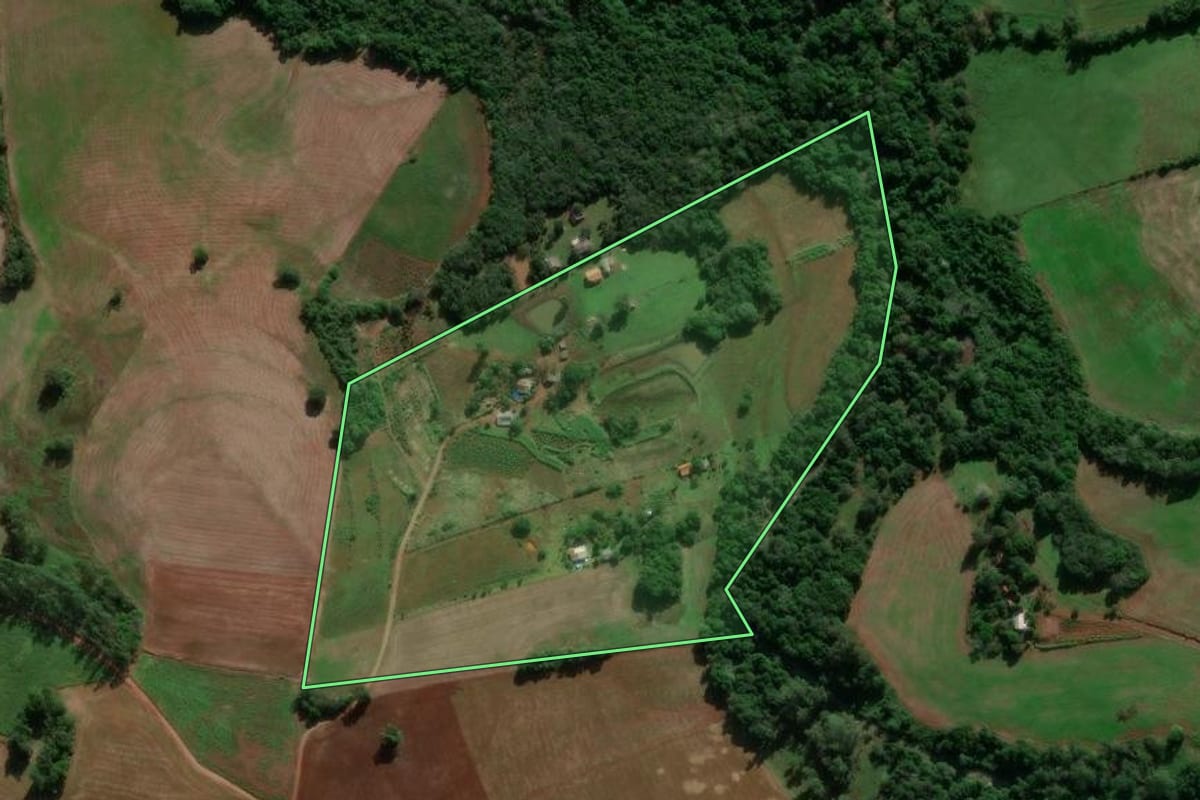 Imagem de satélite do imóvel rural em Entre-Ijuís (RS), com o contorno declarado no CAR desenhado por cima.