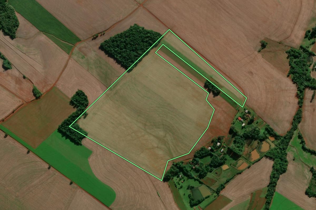 Imagem de satélite do imóvel rural em Entre-Ijuís (RS), com o contorno declarado no CAR desenhado por cima.
