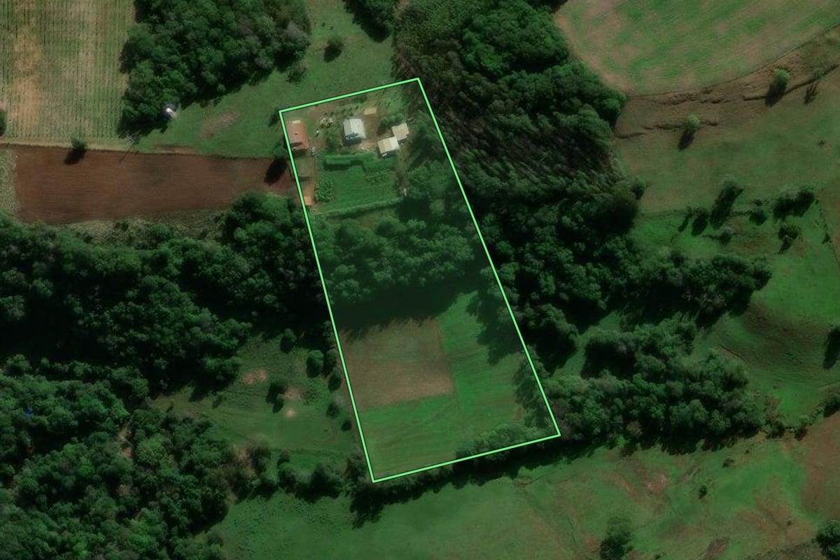 Imagem de satélite do imóvel rural em Entre-Ijuís (RS), com o contorno declarado no CAR desenhado por cima.