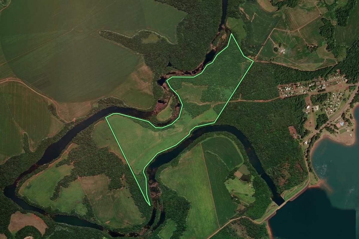 Imagem de satélite do imóvel rural em Entre Rios do Sul (RS), com o contorno declarado no CAR desenhado por cima.