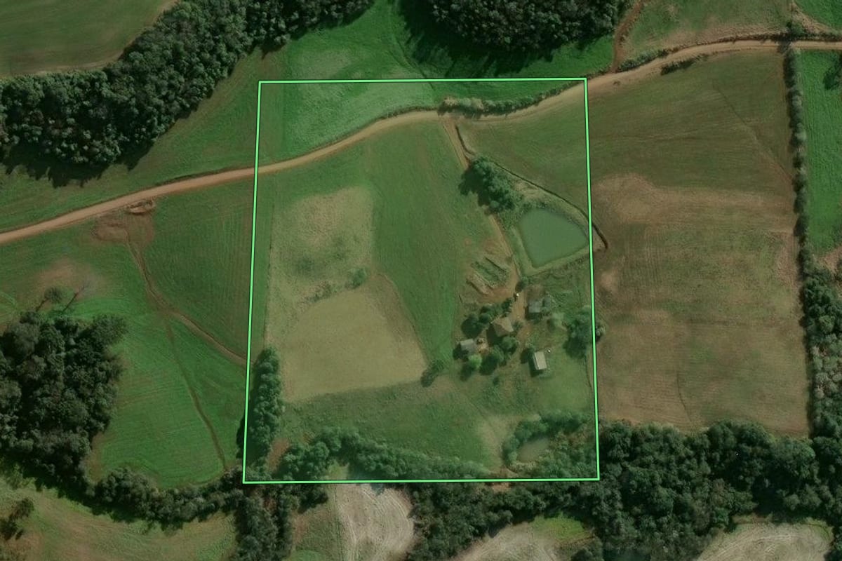 Imagem de satélite do imóvel rural em Entre Rios do Sul (RS), com o contorno declarado no CAR desenhado por cima.