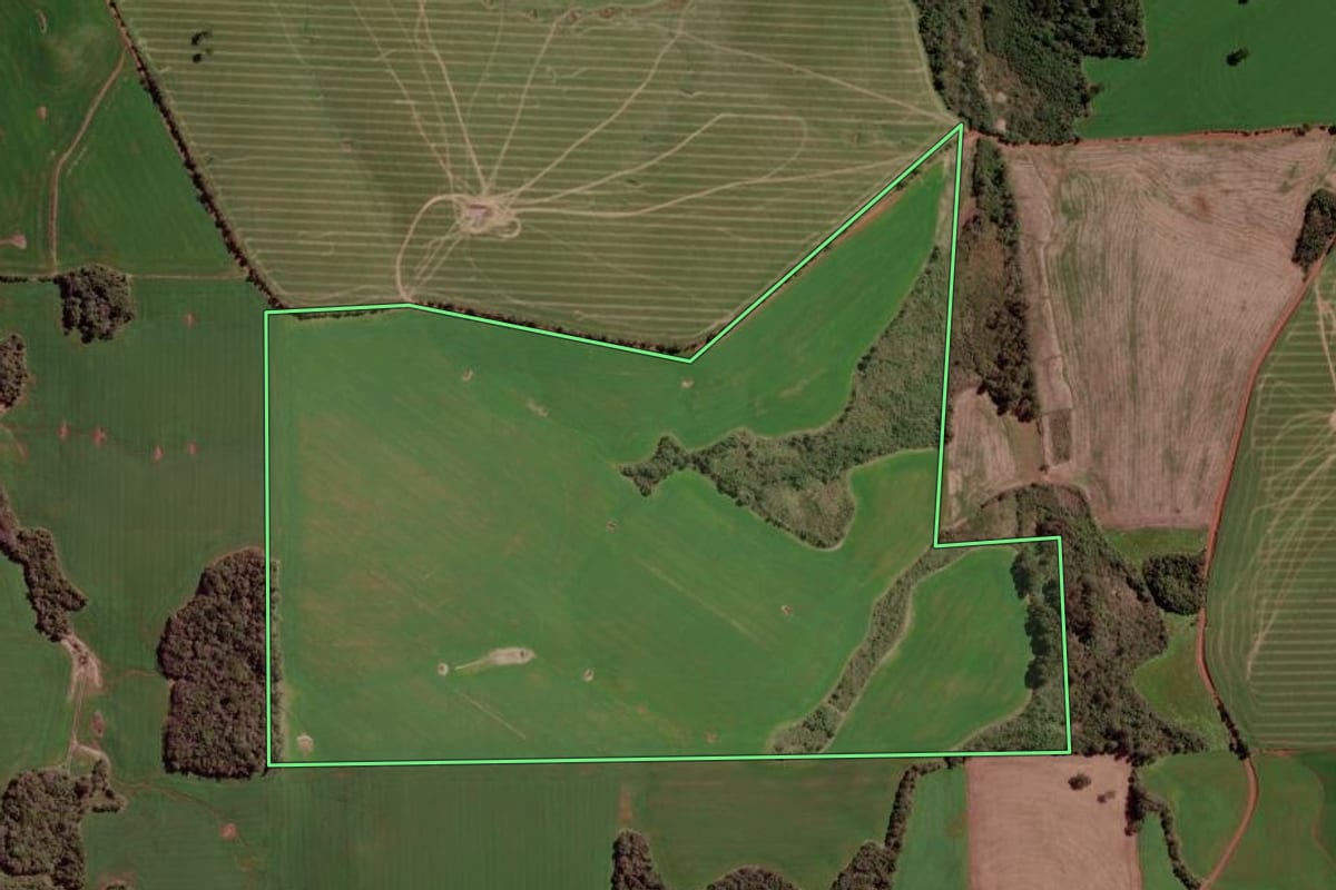 Imagem de satélite do imóvel rural em Erebango (RS), com o contorno declarado no CAR desenhado por cima.
