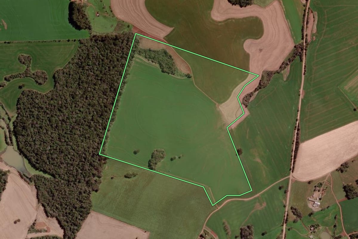 Imagem de satélite do imóvel rural em Erebango (RS), com o contorno declarado no CAR desenhado por cima.