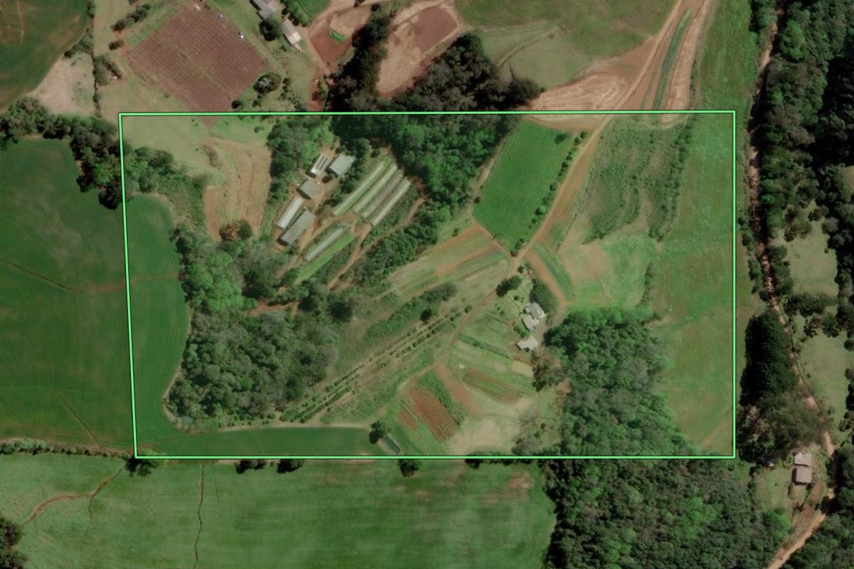 Imagem de satélite do imóvel rural em Erechim (RS), com o contorno declarado no CAR desenhado por cima.