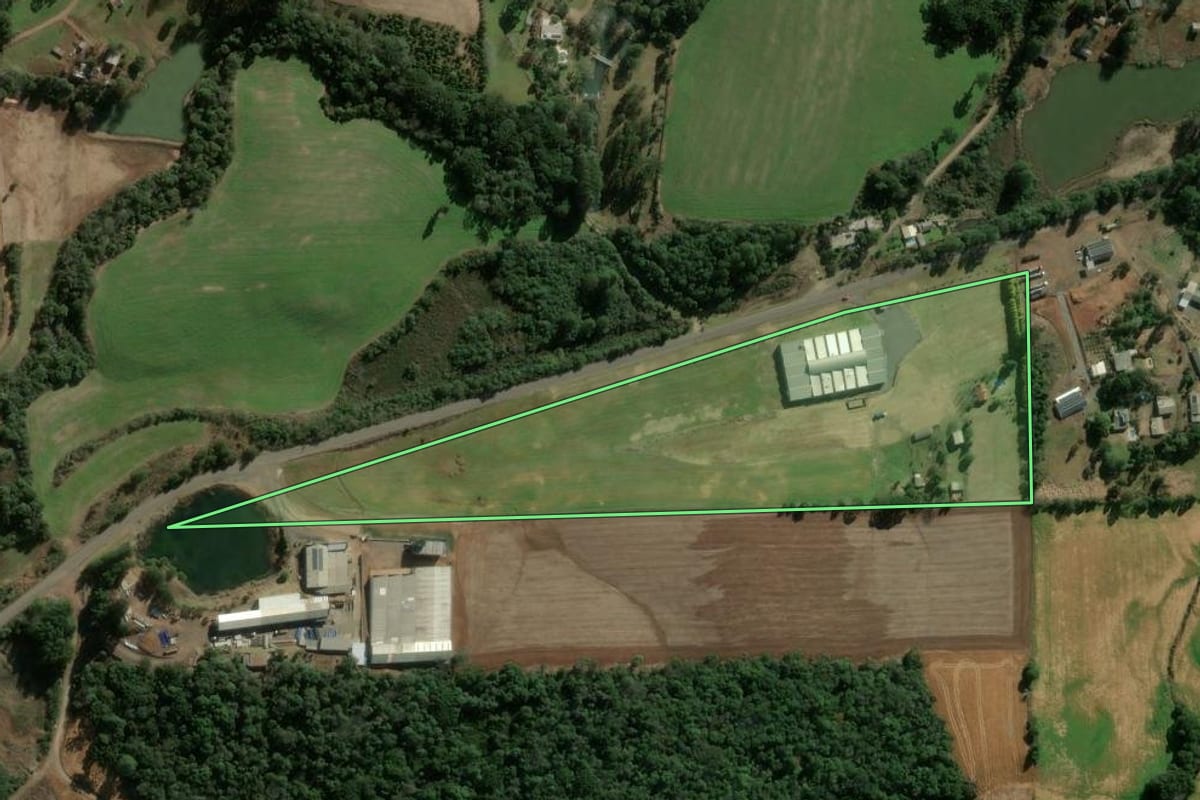 Imagem de satélite do imóvel rural em Erechim (RS), com o contorno declarado no CAR desenhado por cima.