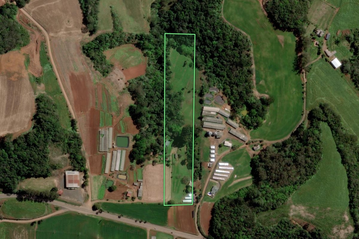 Imagem de satélite do imóvel rural em Erechim (RS), com o contorno declarado no CAR desenhado por cima.