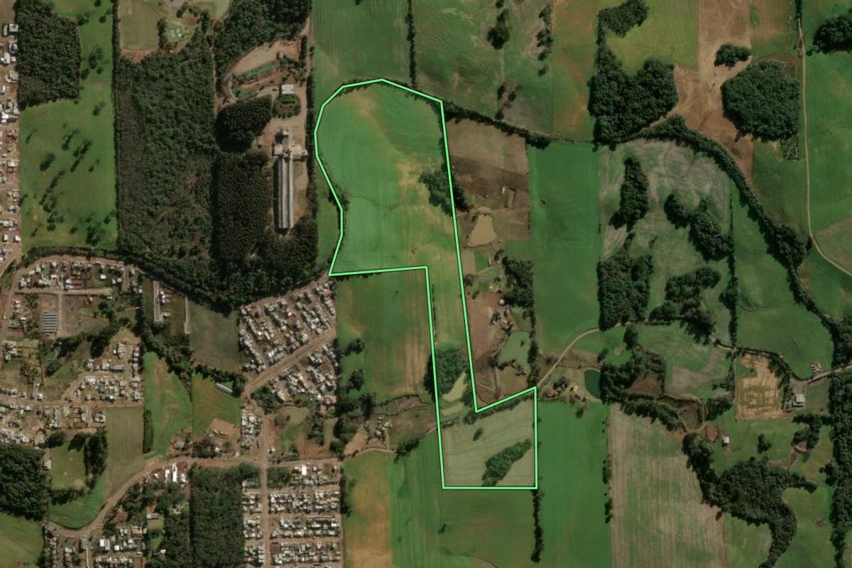 Imagem de satélite do imóvel rural em Erechim (RS), com o contorno declarado no CAR desenhado por cima.