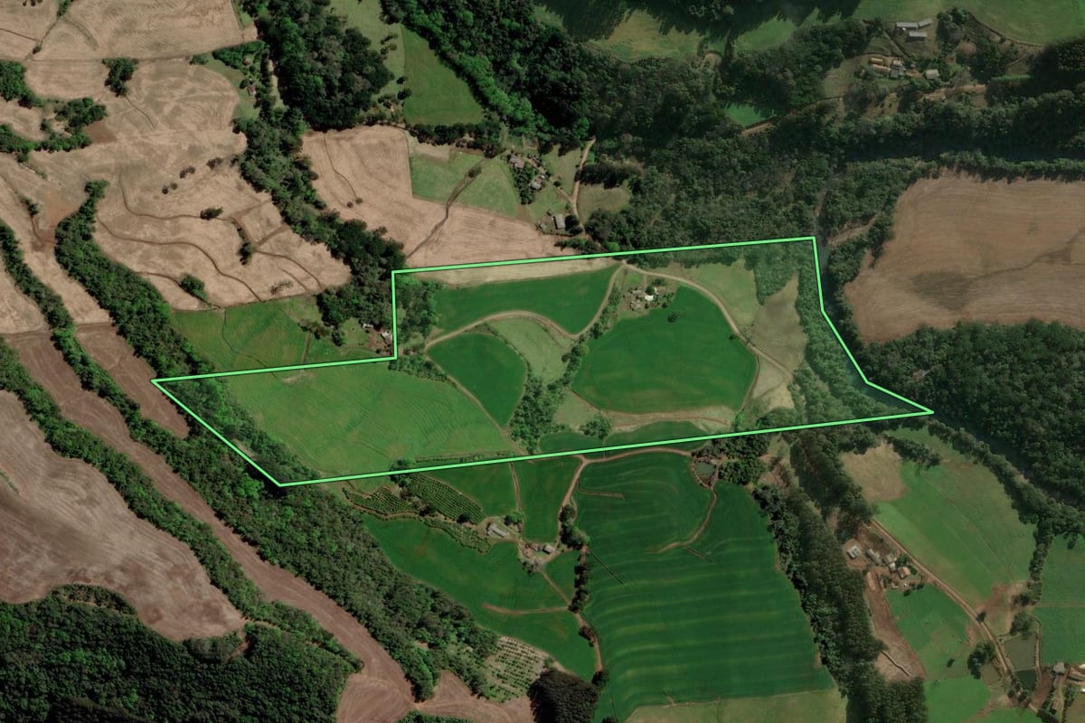 Imagem de satélite do imóvel rural em Erechim (RS), com o contorno declarado no CAR desenhado por cima.