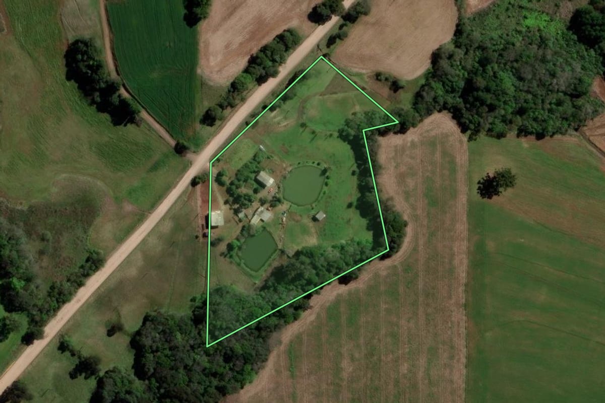 Imagem de satélite do imóvel rural em Erechim (RS), com o contorno declarado no CAR desenhado por cima.