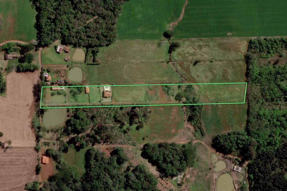 Imagem de satélite do imóvel rural em Erechim (RS), com o contorno declarado no CAR desenhado por cima.